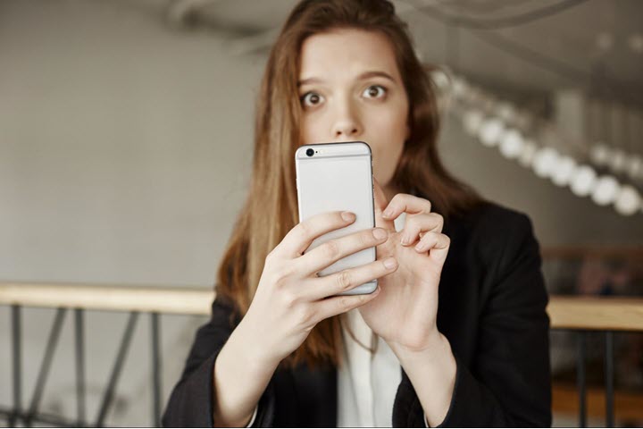 Mulher espiando o celular