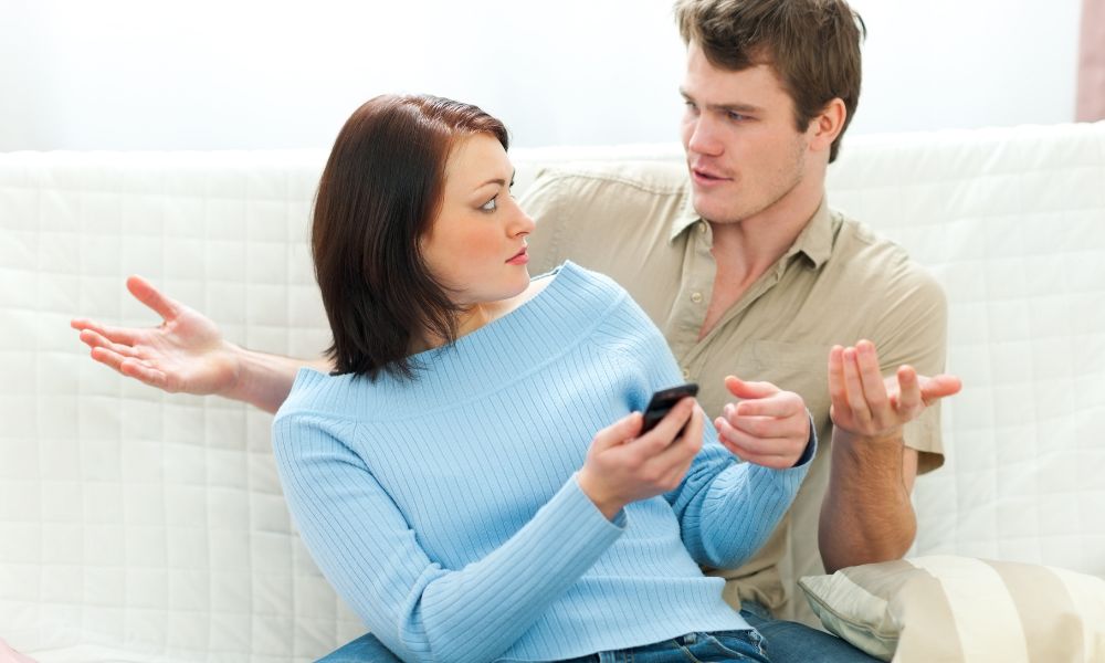 Frases para usar cuando tu pareja no te deja ver su celular: ¿Es preciso convencerle?
