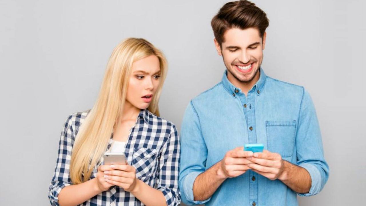 Le Détournement De SMS Dans Les Couples