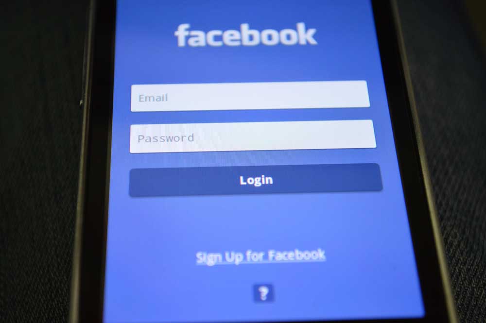 Log into Someone's Facebook to spy on someone's Facebook messagess for free