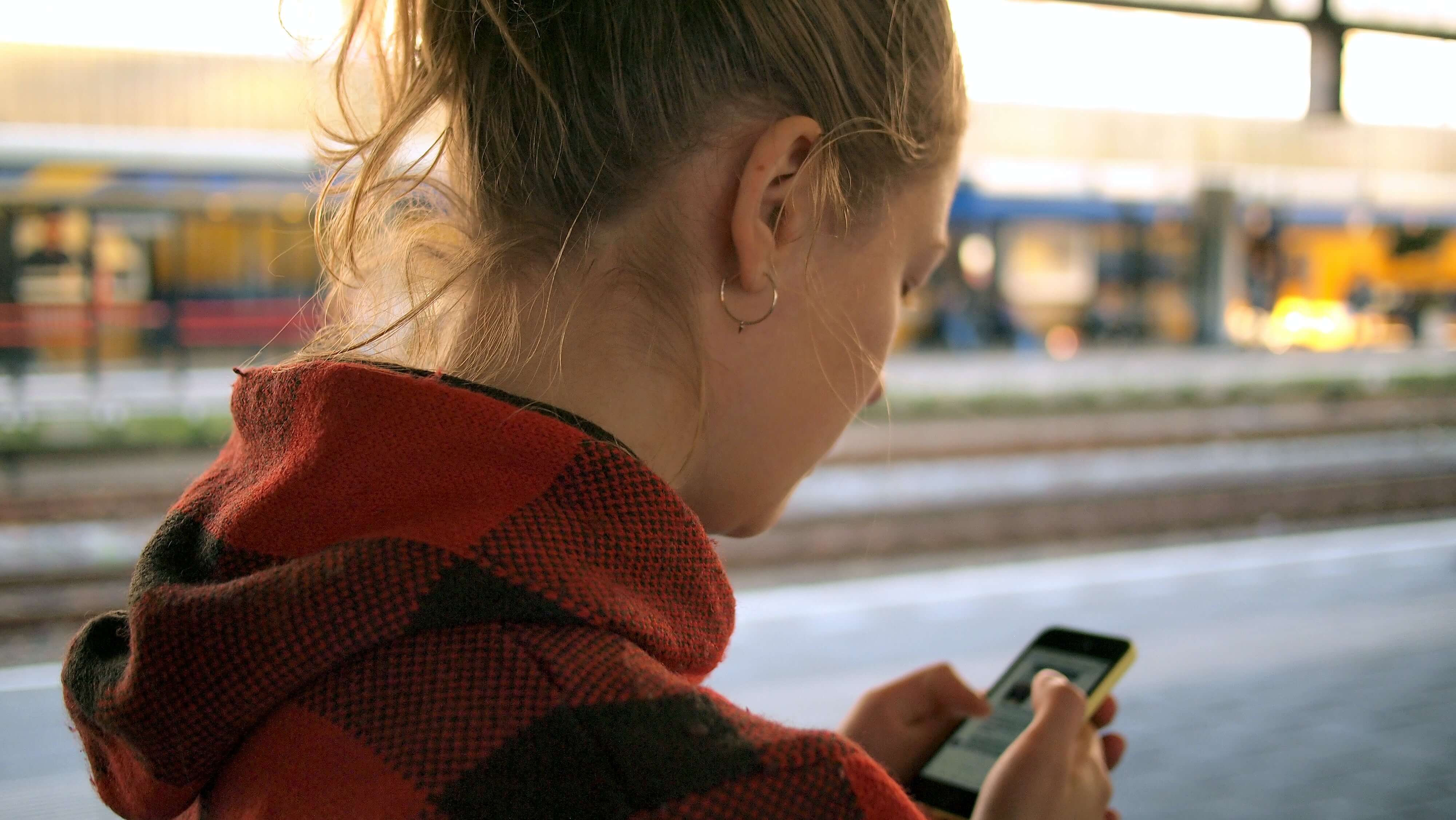 A girl with phone wondering how to read someone's text messages without their phone for free