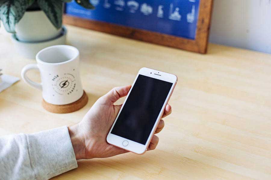 Memegang Telepon untuk Memata-matai iPhone Tanpa ID dan Kata Sandi Apple
